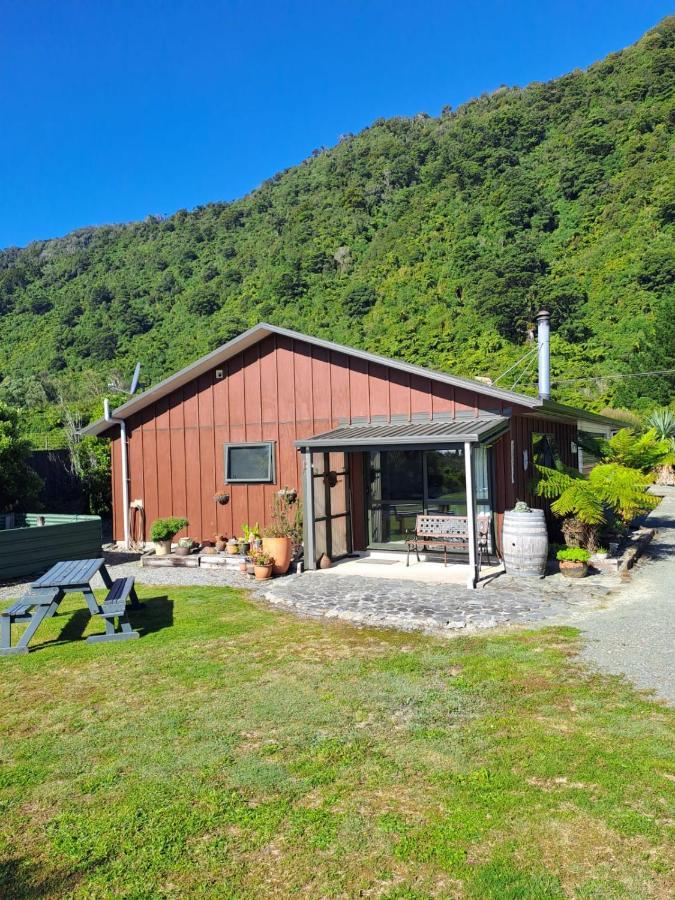 Koru Beachfront Holiday Cabins & Hot Tub Barrytown Экстерьер фото