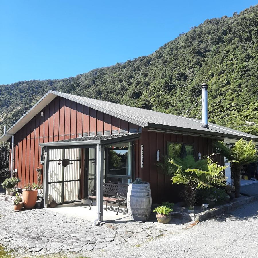 Koru Beachfront Holiday Cabins & Hot Tub Barrytown Экстерьер фото