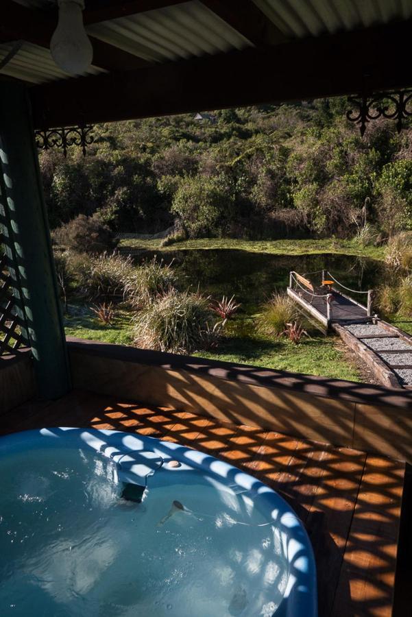 Koru Beachfront Holiday Cabins & Hot Tub Barrytown Экстерьер фото