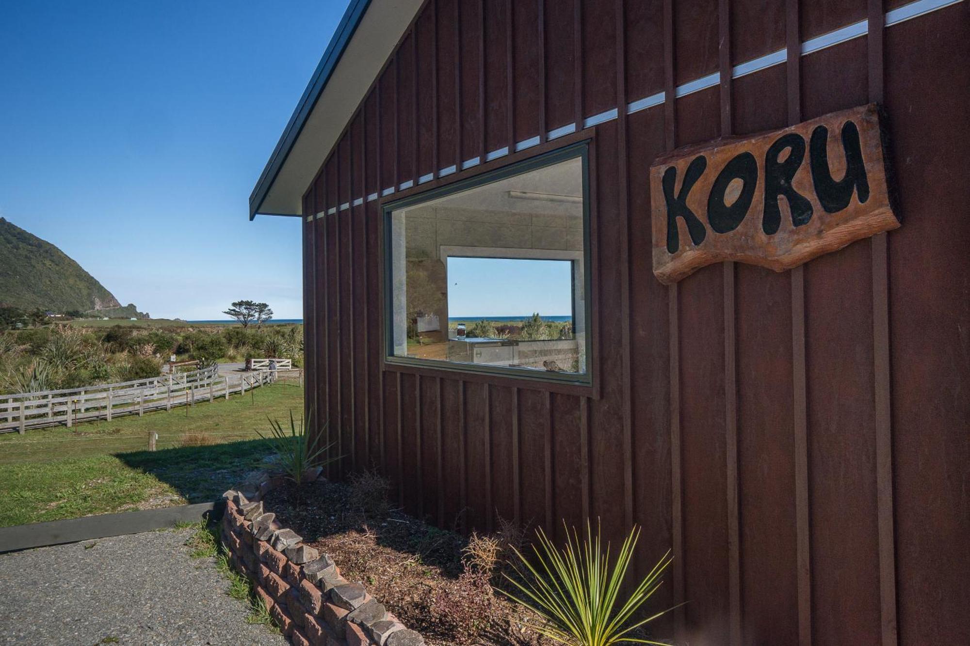 Koru Beachfront Holiday Cabins & Hot Tub Barrytown Экстерьер фото