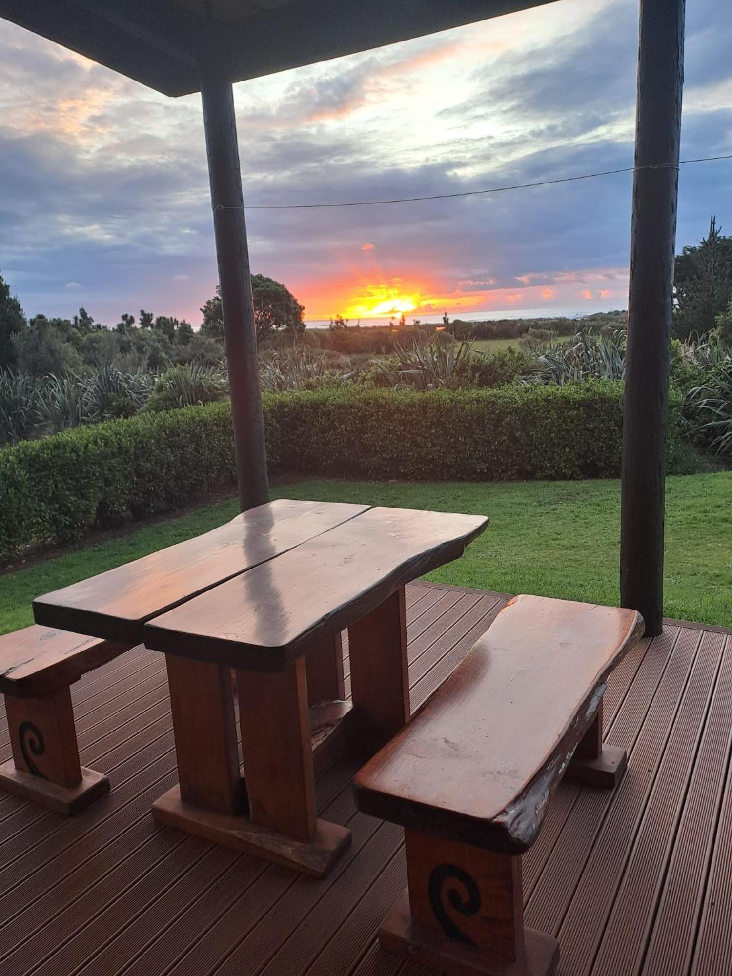 Koru Beachfront Holiday Cabins & Hot Tub Barrytown Экстерьер фото
