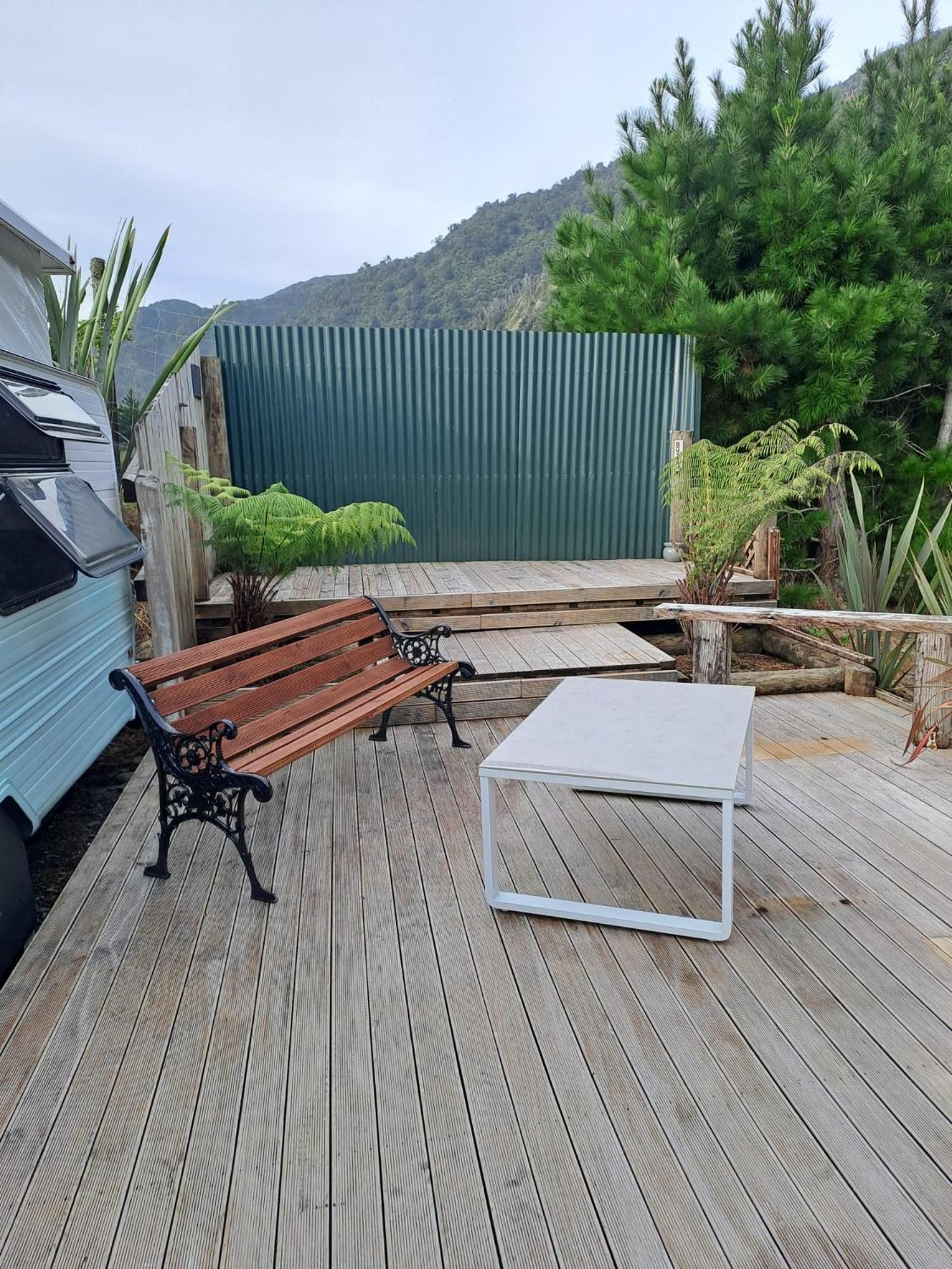Koru Beachfront Holiday Cabins & Hot Tub Barrytown Экстерьер фото