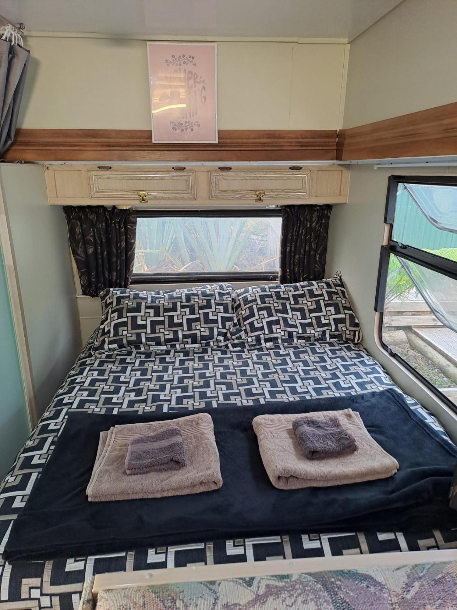 Koru Beachfront Holiday Cabins & Hot Tub Barrytown Экстерьер фото