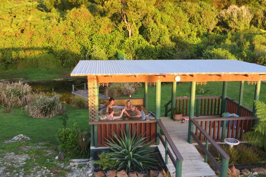 Koru Beachfront Holiday Cabins & Hot Tub Barrytown Экстерьер фото
