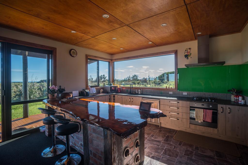 Koru Beachfront Holiday Cabins & Hot Tub Barrytown Экстерьер фото