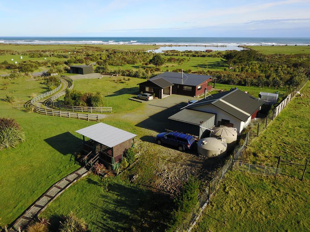 Koru Beachfront Holiday Cabins & Hot Tub Barrytown Экстерьер фото