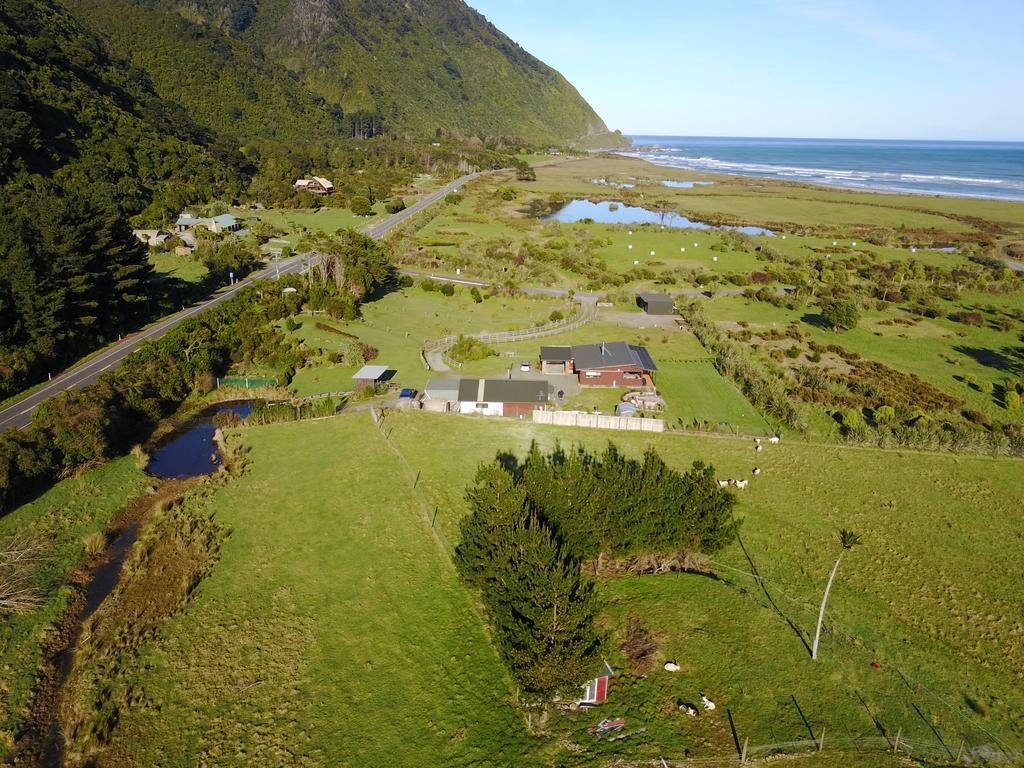 Koru Beachfront Holiday Cabins & Hot Tub Barrytown Экстерьер фото