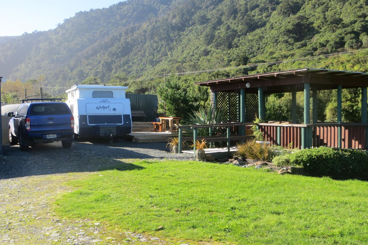 Koru Beachfront Holiday Cabins & Hot Tub Barrytown Экстерьер фото
