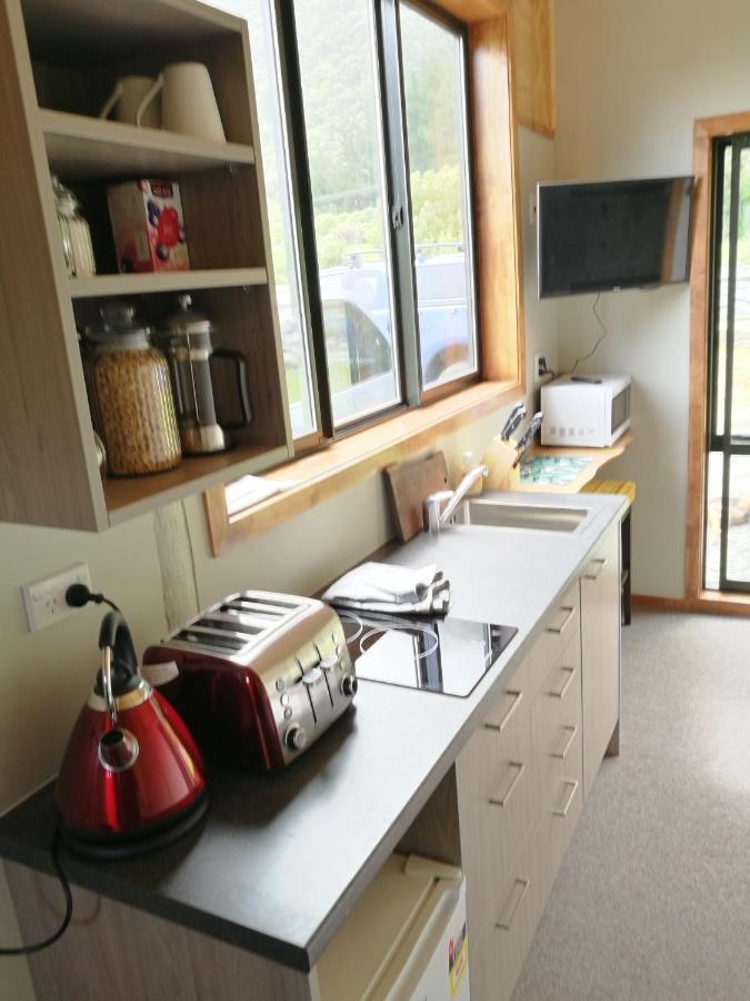 Koru Beachfront Holiday Cabins & Hot Tub Barrytown Экстерьер фото